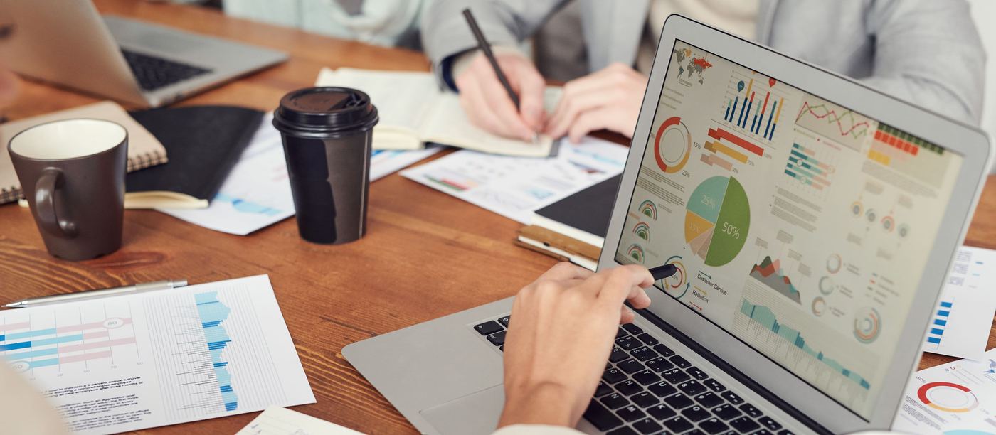 Equipe analisando dashboard de dados em reunião de estratégia